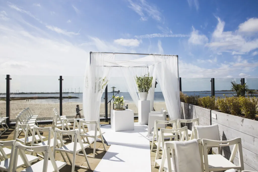 Bruidspaar trouwt op het strand bij Beachclub Lemmer