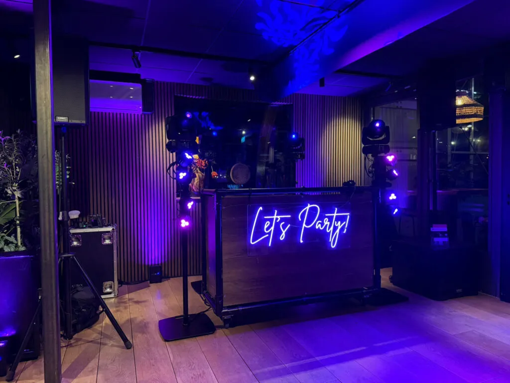 Zwarte DJ-booth van steigerbuis met LED-verlichting