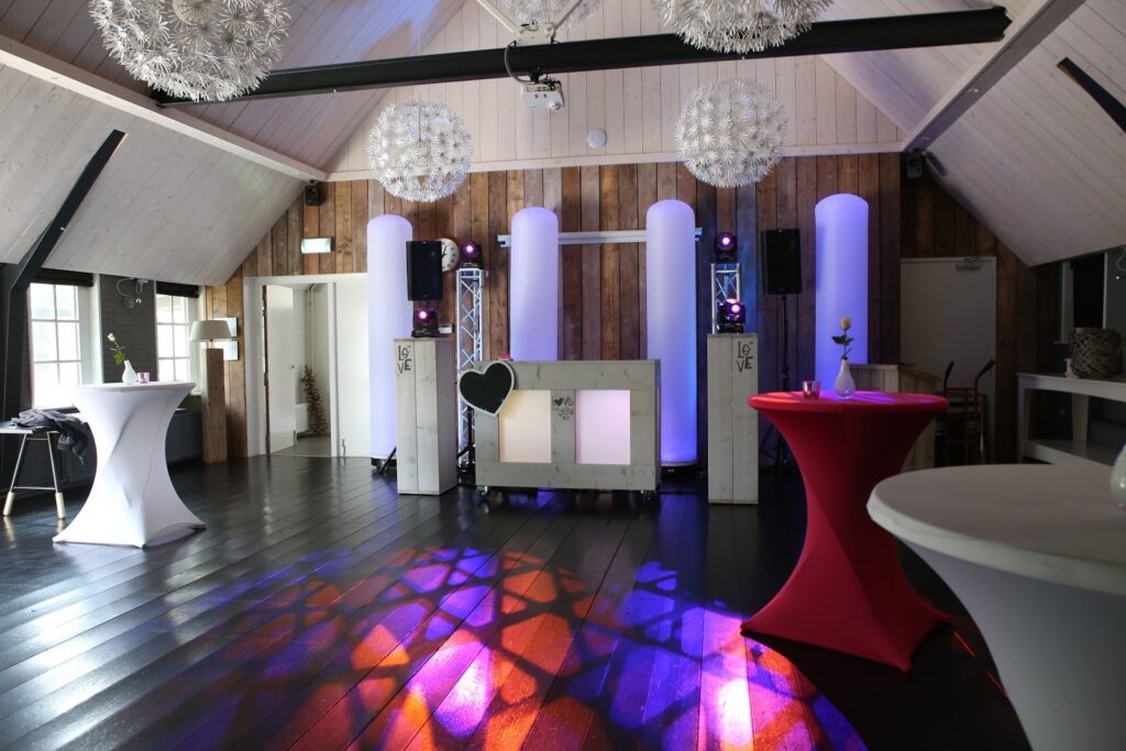 DJ-booth van whitewash steigerhout