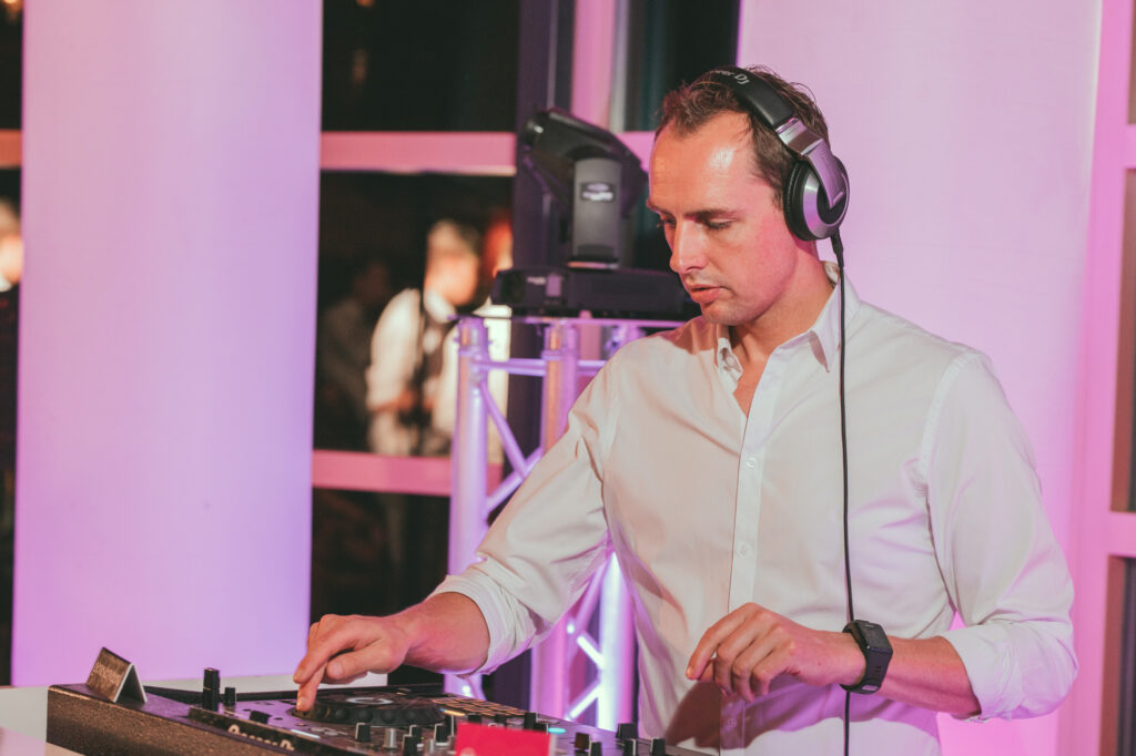 DJ Hendrik draait geconcentreerd met koptelefoon op Landgoed Stania State