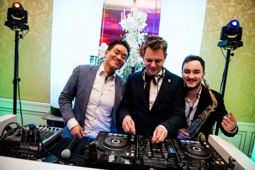 DJ Sipke, een saxofonist en Marc samen achter de DJ-booth