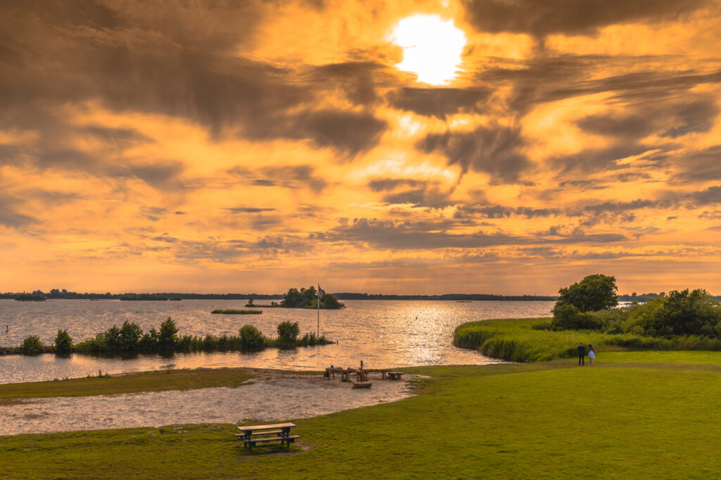 Zonsondergang boven het water bij Paviljoen de Leyen