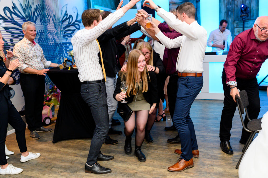 Gasten in een polonaise op het feest in Paviljoen de Leyen