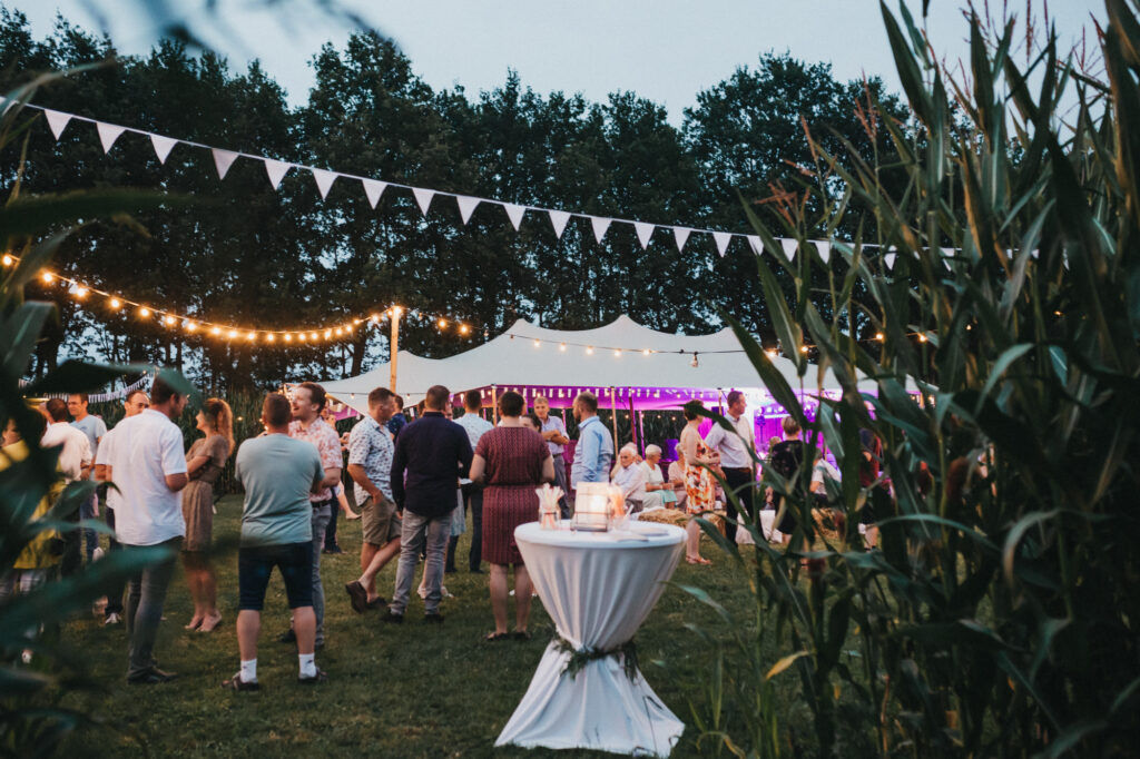 Feesttent midden in een maisveld