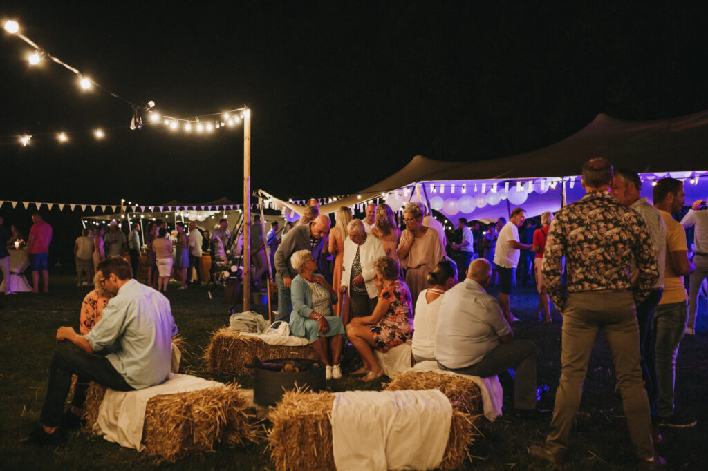 Feesttent met strobalen als zitplekken