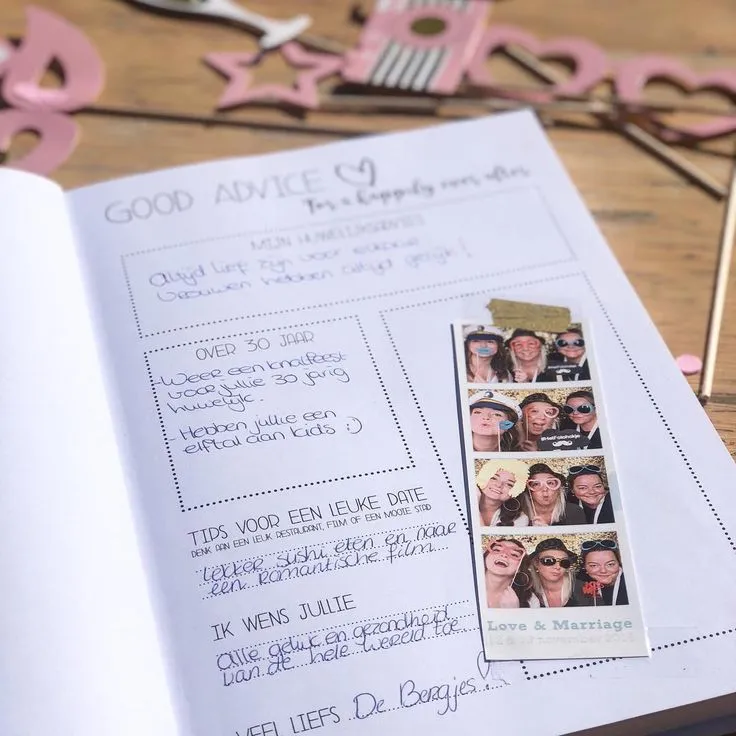 Opengeslagen gastenboek met handgeschreven wensen en een ingeplakte photobooth-fotostrip
