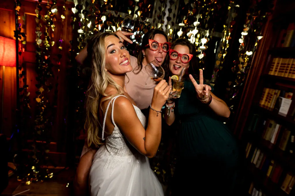 Gasten met props bij de photobooth op Landgoed Stania State