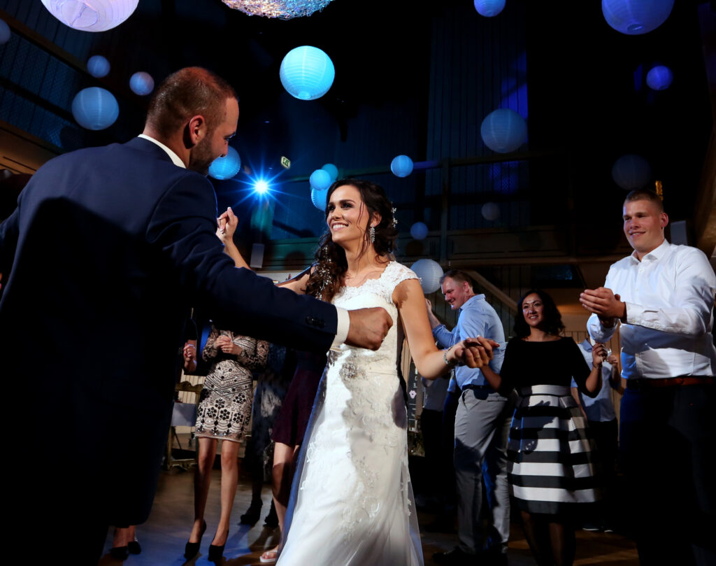 Bruidspaar danst op de dansvloer van de Pollepleats, omringd door gasten