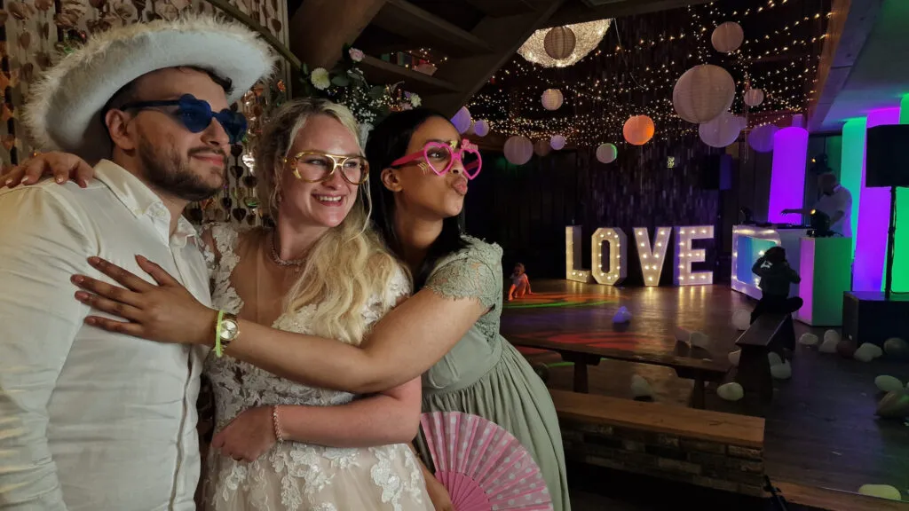 Bruid en gasten met hoedjes en brillen bij de photobooth in de Pollepleats