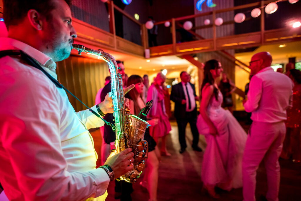 Saxofonist speelt live tijdens het feest in de Pollepleats