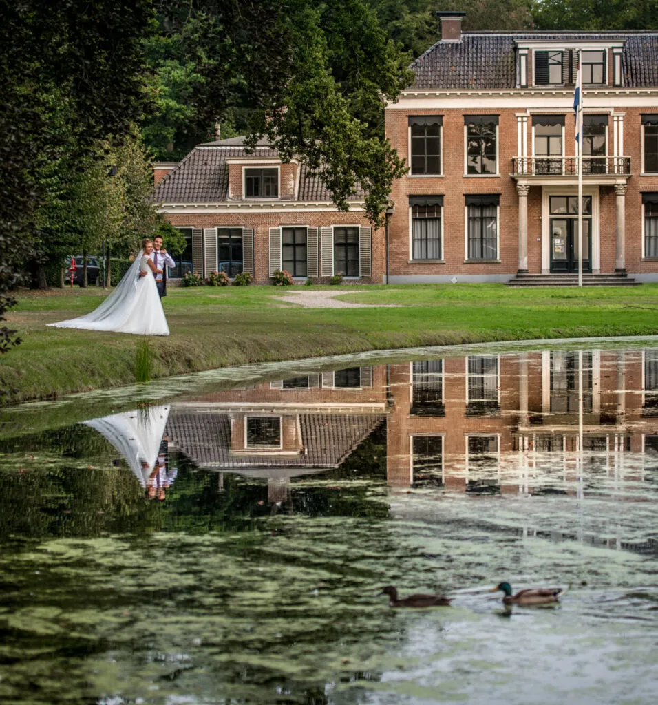Bruidspaar bij de vijver van Landgoed Stania State in Friesland