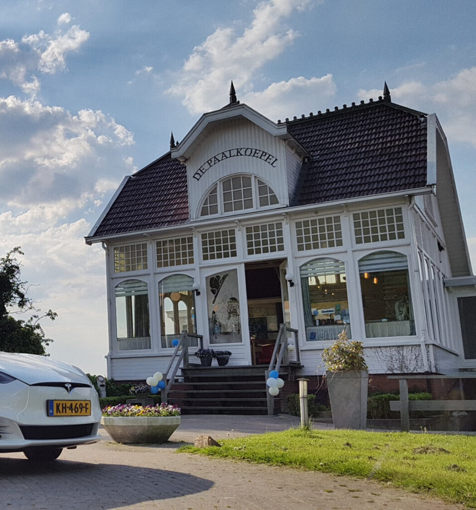 De Paalkoepel in Groningen met een witte trouwauto voor de deur
