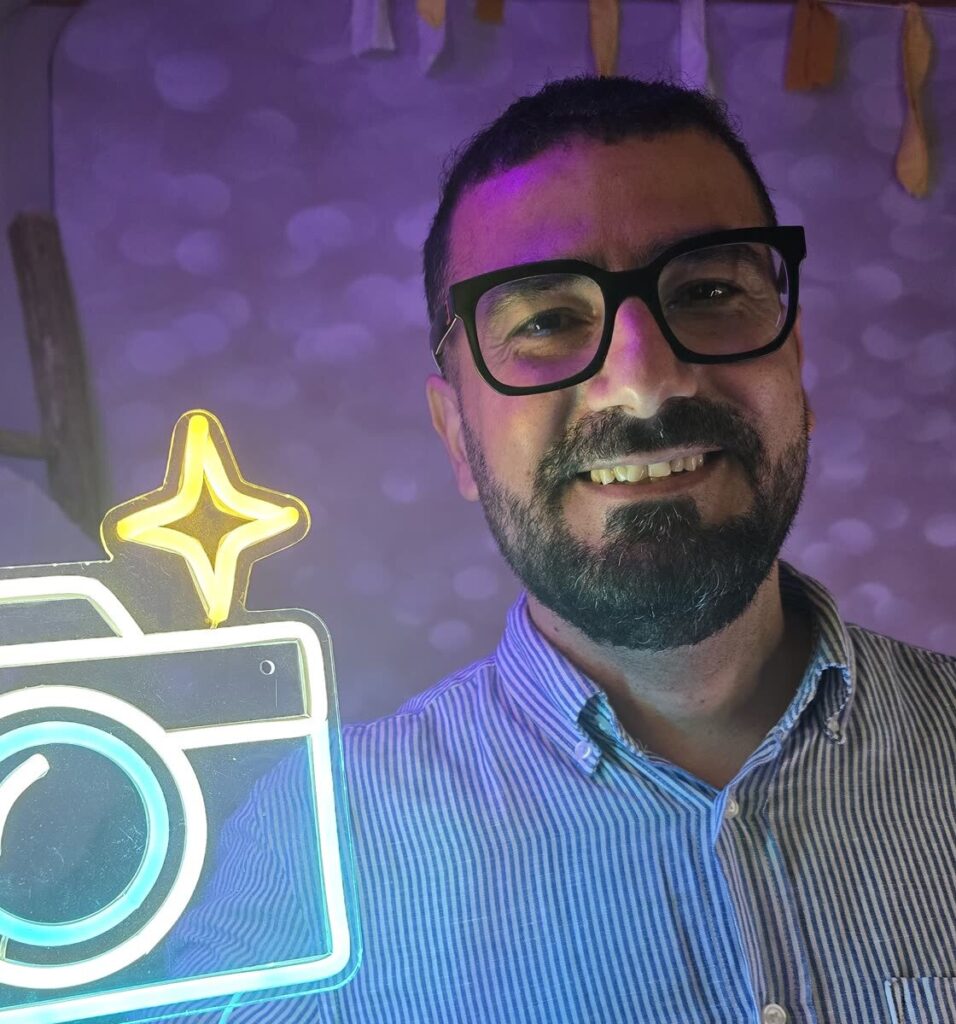 Partyfotograaf met een neonlamp in de vorm van een camera