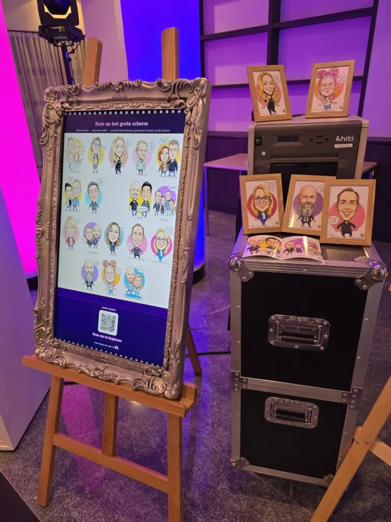 Scherm in een sierlijke lijst op een ezel met alle getekende gasten en de QR-code om mee te doen