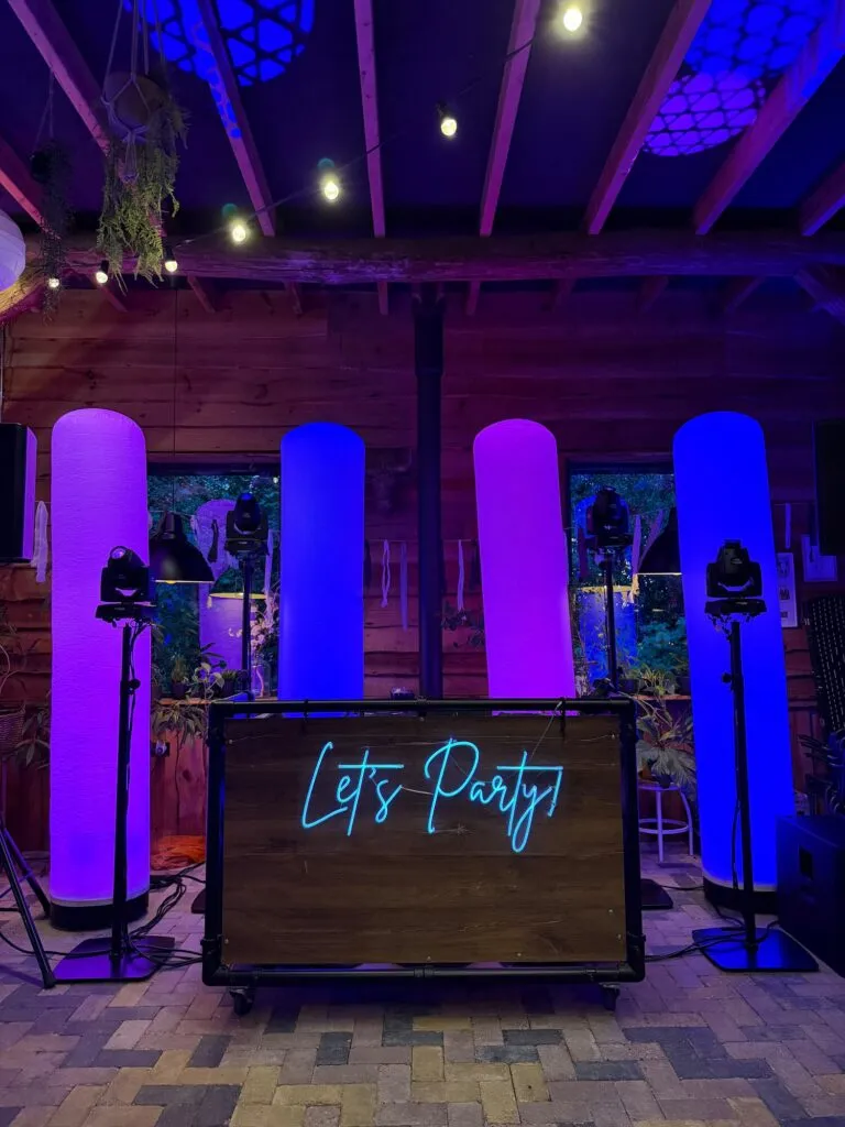 Let's Party DJ-meubel met neonbord en verlichte zuilen in de Blokhut op Sparjebird