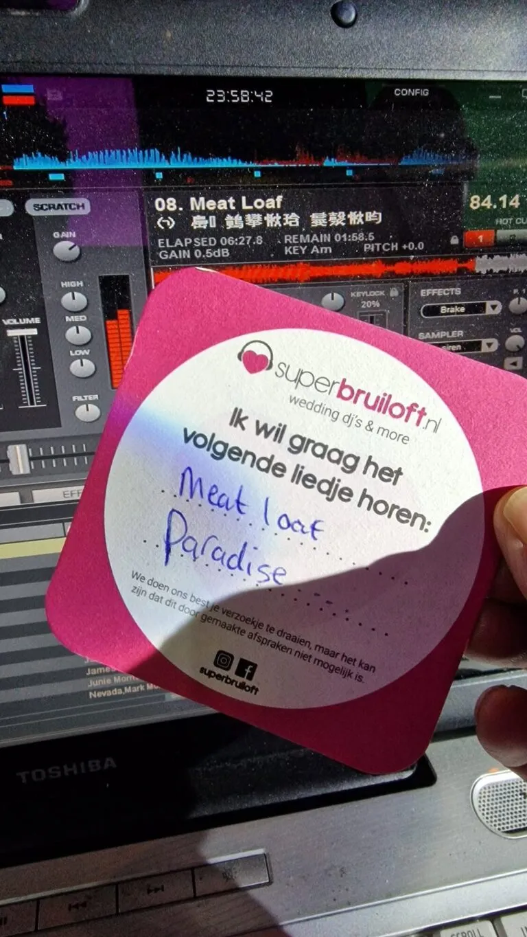 Verzoekkaartje van Superbruiloft in de vorm van een bierviltje, met een verzoeknummer voor het DJ-scherm