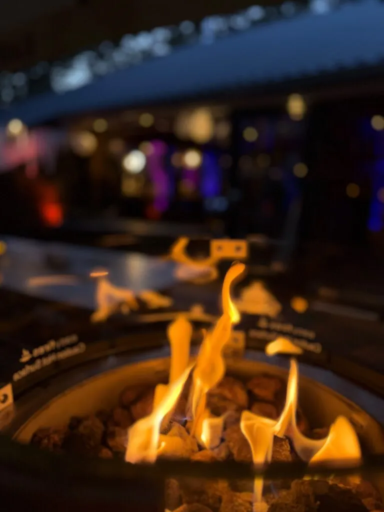 Brandende vuurkorf op het terras van de Blokhut op Sparjebird