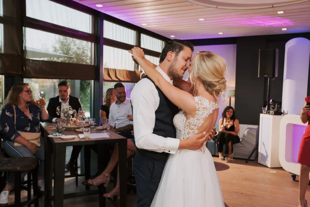 Openingsdans van het bruidspaar bij Villa Bodelaeke