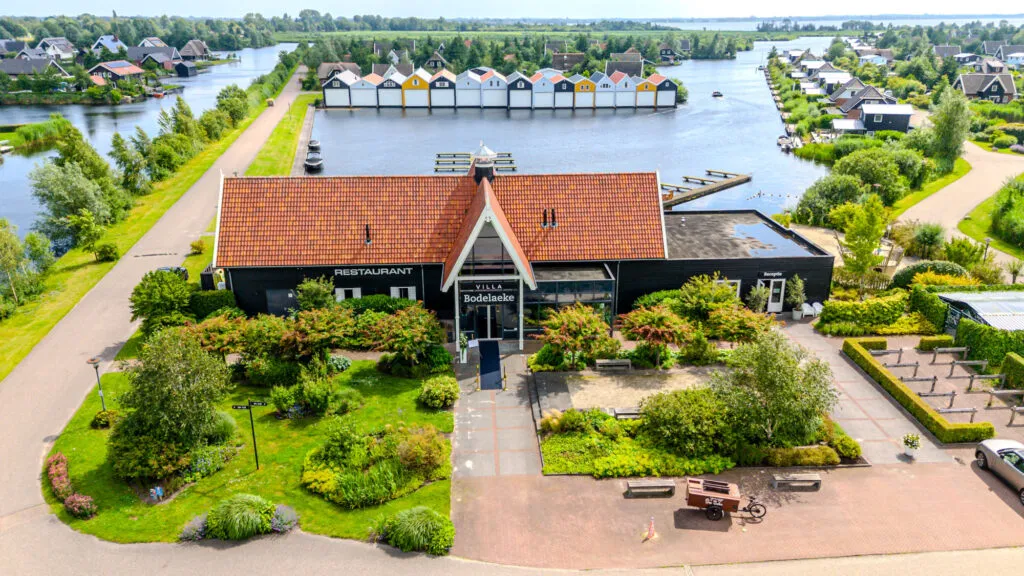Villa Bodelaeke in Giethoorn vanuit de lucht, aan het water met haven en tuin