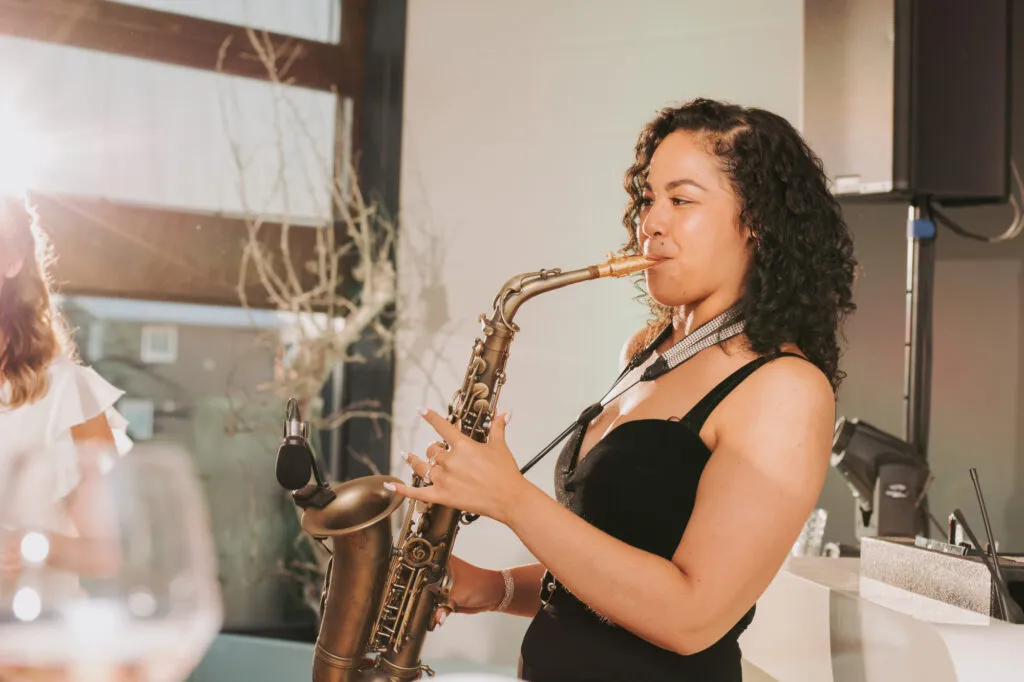 Live saxofonist op een bruiloft bij Villa Bodelaeke