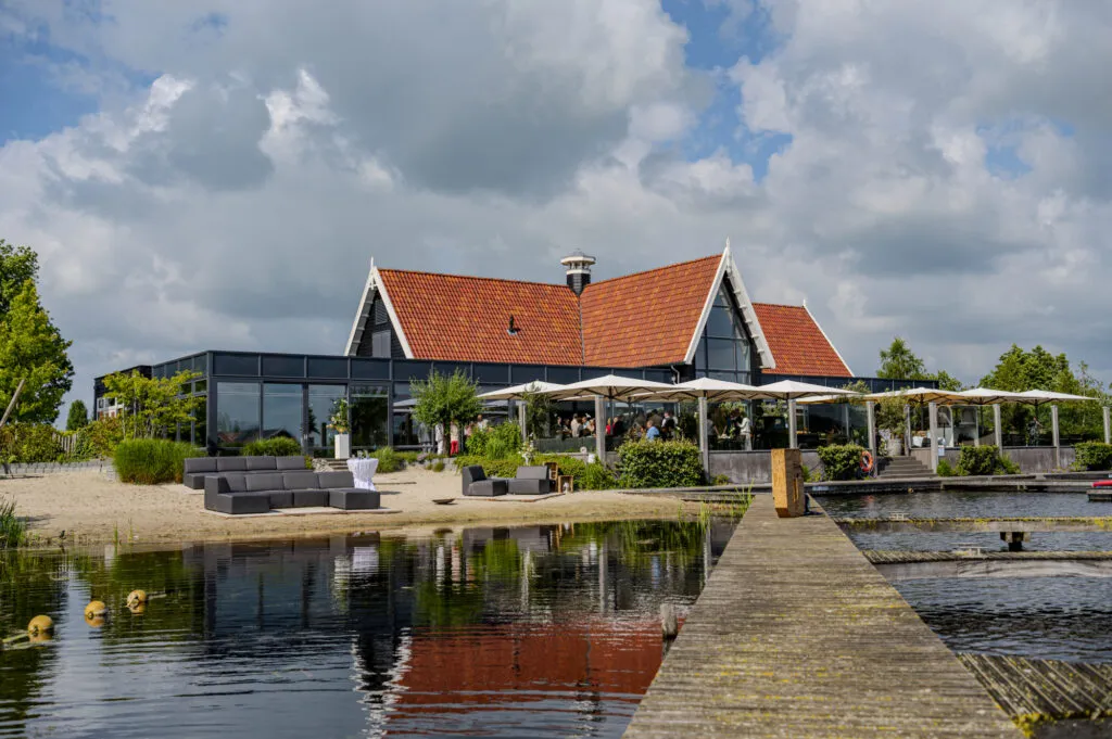 Terras, strandje en steiger van Villa Bodelaeke in Giethoorn