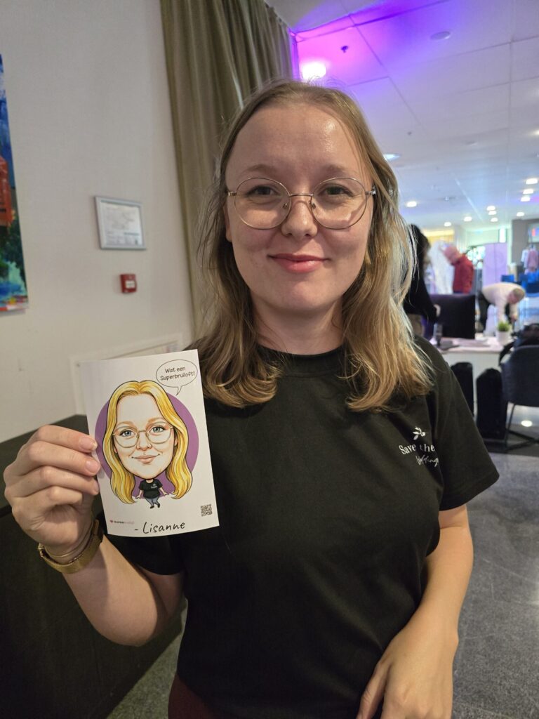 Bezoeker met haar geprinte karikatuur met de wens Wat een Superbruiloft!
