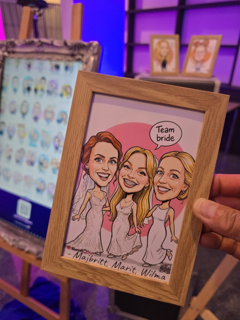 Ingelijste karikatuur van drie bruiden met de wens Team bride