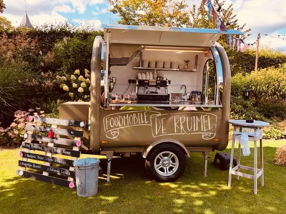 De foodmobiel van De Kruimel in de tuin