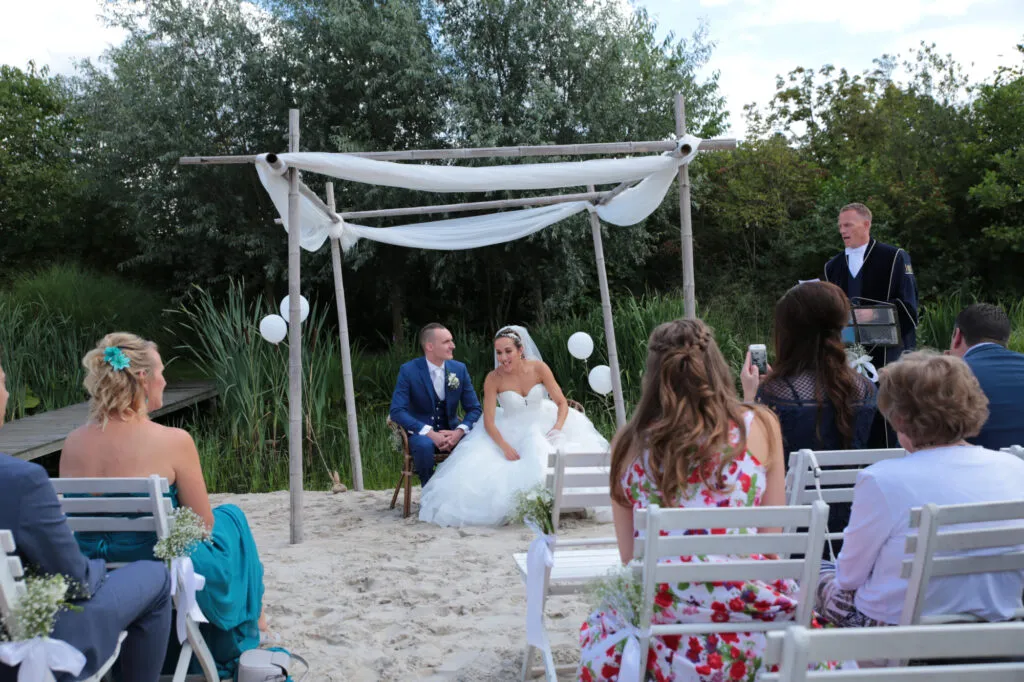 Ceremonie op het strandje van De Kruimel onder het bamboe prieel