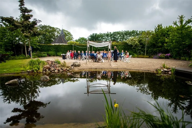 Strandje met prieel en vijver in de tuin van De Kruimel