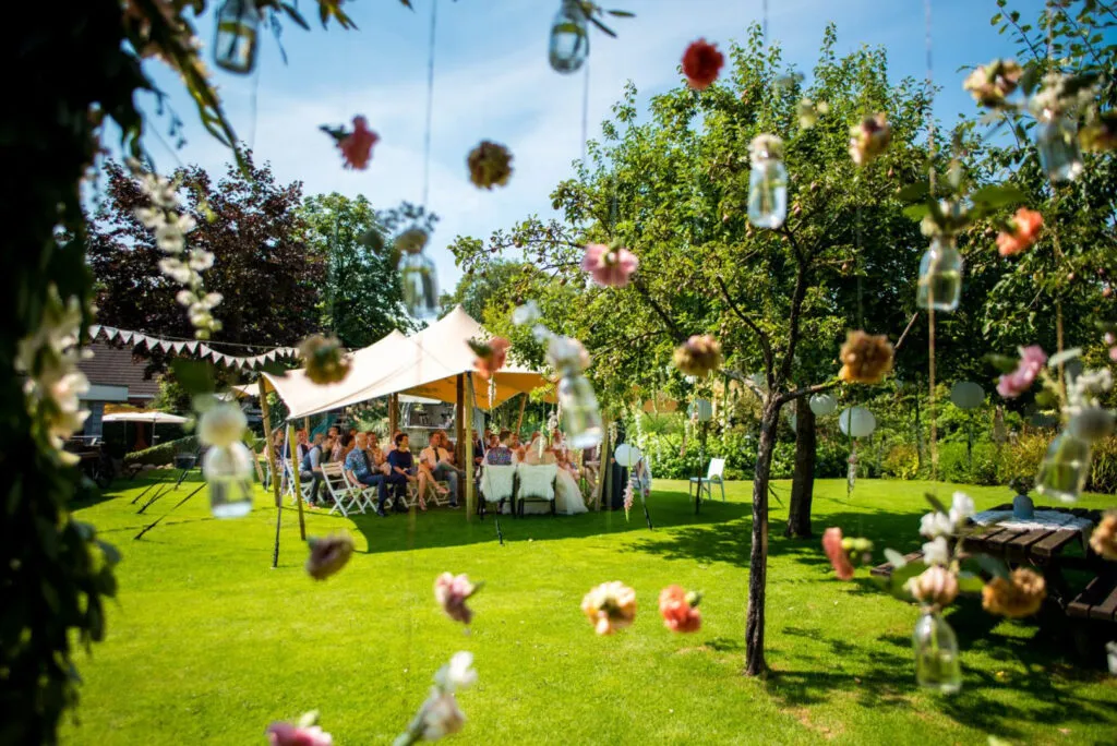 Tent tussen de appelbomen in de tuin van De Kruimel
