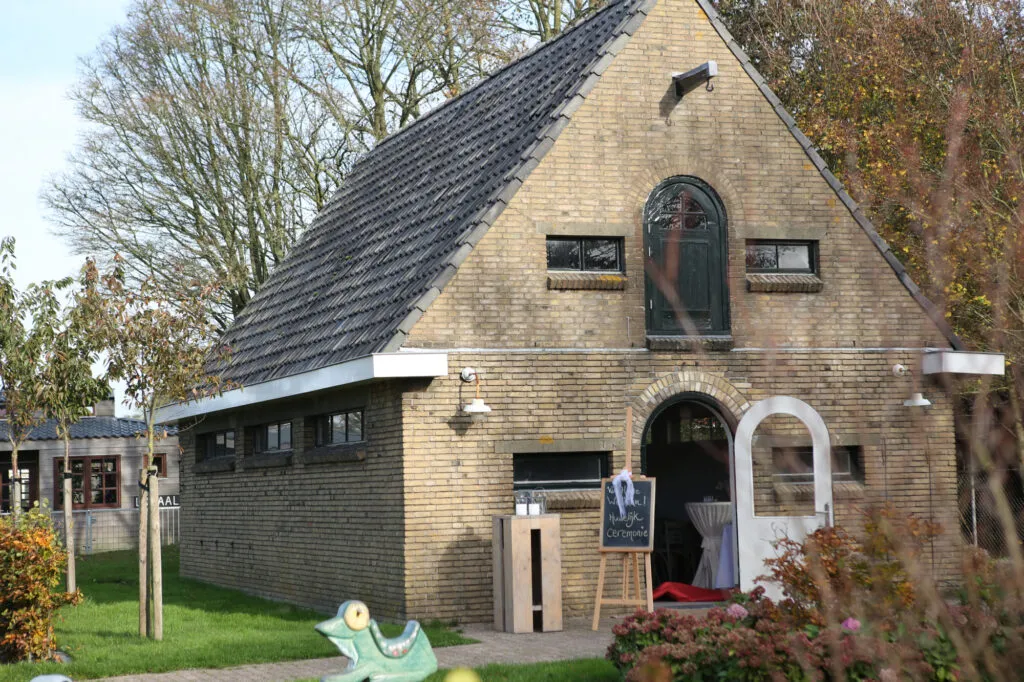 Het sfeervolle ceremoniehuisje bij Lokaal 55 in Sneek