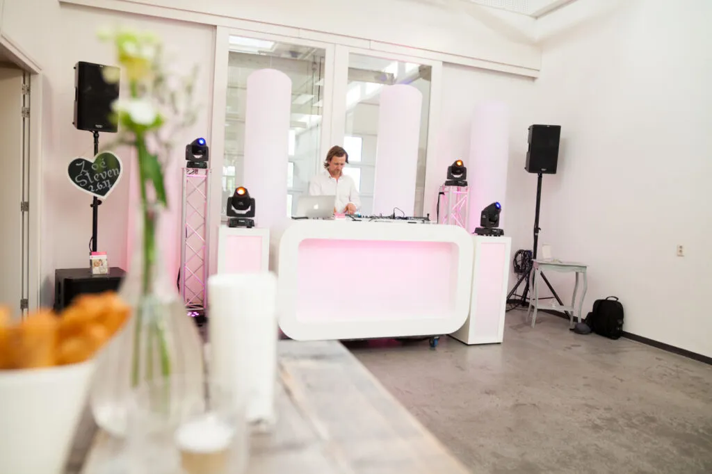 De DJ-booth van Superbruiloft bij Lokaal 55 in Sneek