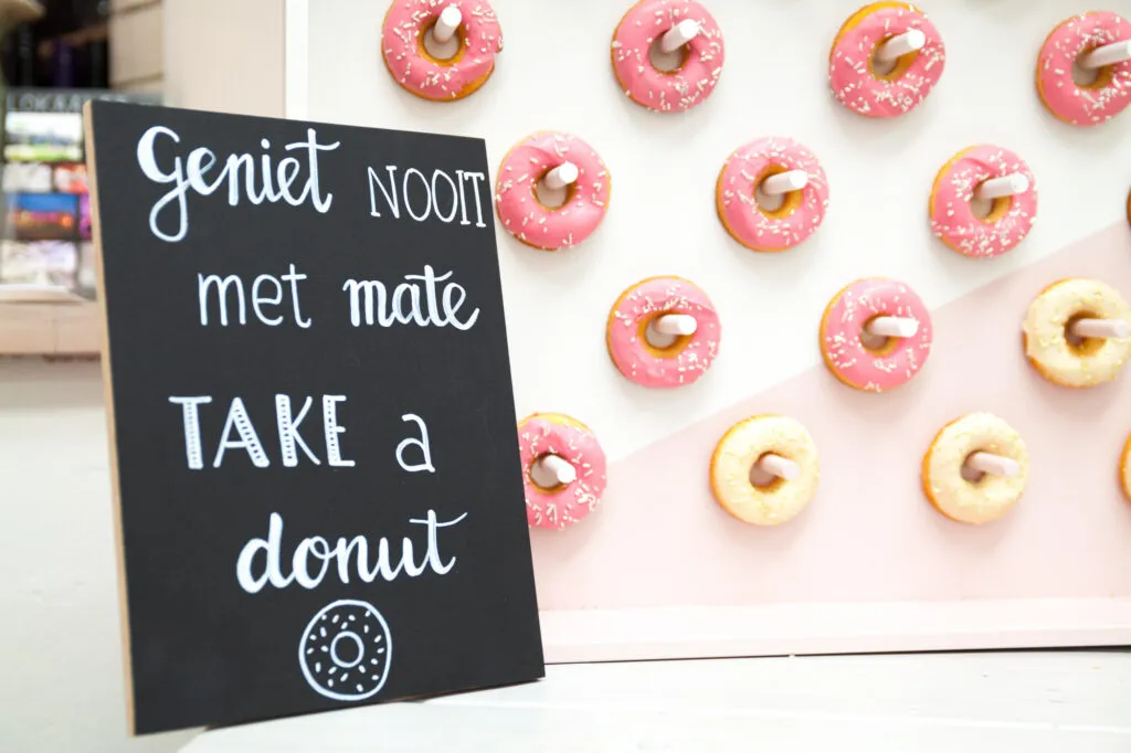 Een donutmuur op een bruiloft bij Lokaal 55