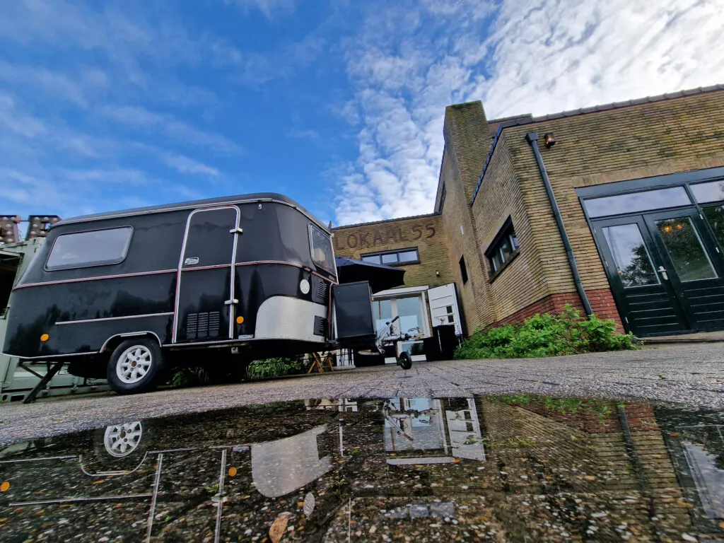Een foodtruck naast het gebouw van Lokaal 55