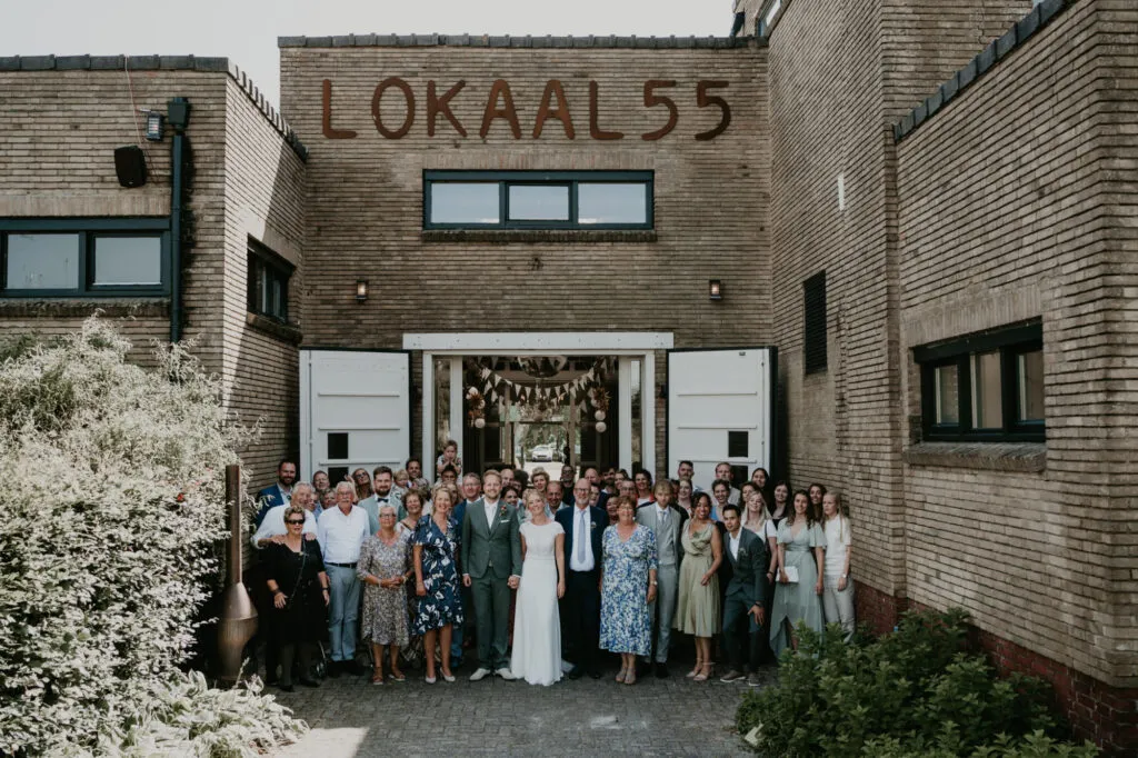 Groepsfoto van een bruiloft bij Lokaal 55 in Sneek