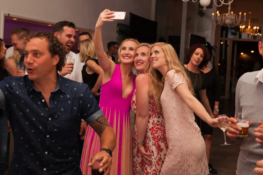 Gasten maken een selfie op een bruiloftsfeest bij Lokaal 55