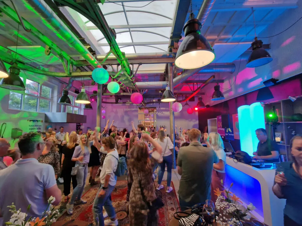 Gasten dansen op een bruiloft bij Lokaal 55