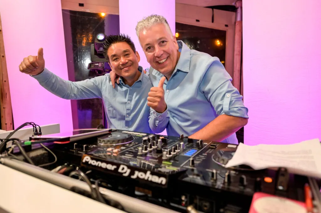 Marc en DJ Johan van Superbruiloft achter de DJ-booth