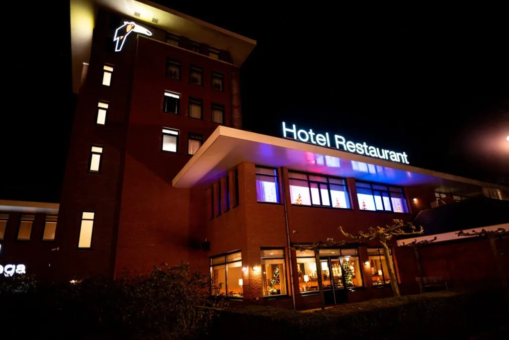 Gevel van Van der Valk Wolvega bij avond