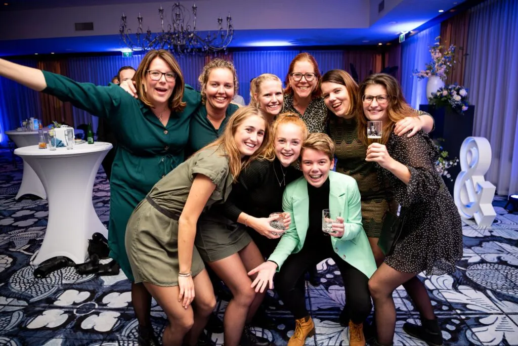 Gasten poseren voor de partyfotograaf bij Van der Valk Wolvega