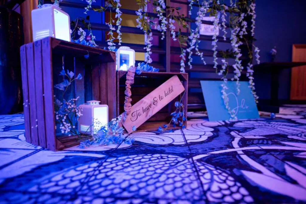 Styling met lichtjes op een bruiloft bij Van der Valk Wolvega