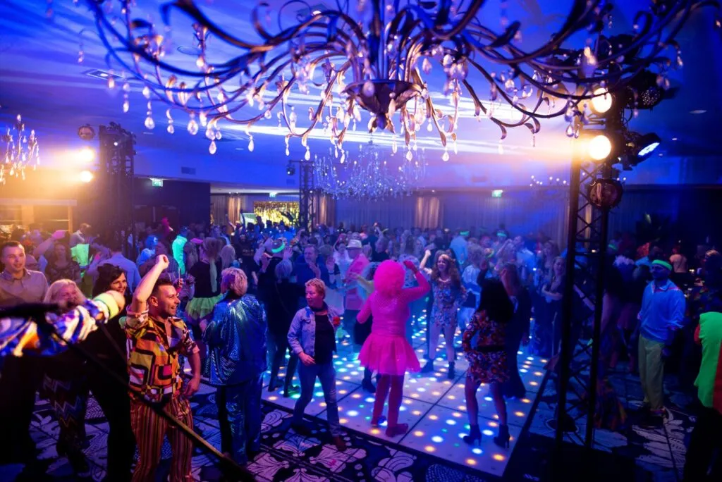Verlichte dansvloer tijdens een bruiloftsfeest bij Van der Valk Wolvega