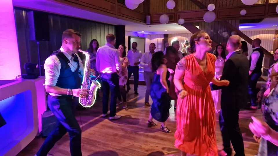 Beeld uit de video: Live sax op een bruiloft