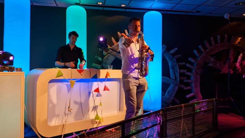 Beeld uit de video: Live sax met de DJ