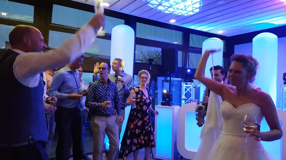 Beeld uit de video: Saxofonist en DJ op de dansvloer